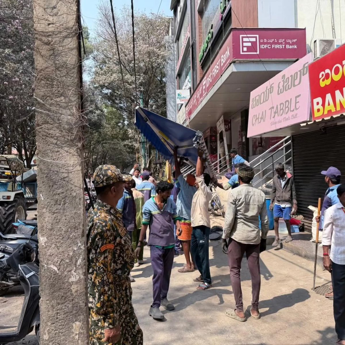 🚶‍♂️ Footpath Encroachment Clearance Drive – Bengaluru East City Corporation

A footpath encroachment clearance drive was conducted along 60-Feet Road in AECS Layout, from Ganesha Temple to ITPL Main Road, covering around 1.6 km on both sides under the Bengaluru East City