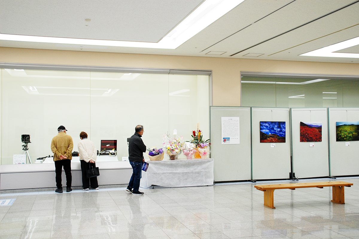 「吉澤康暢回顧写真展」始まりました^^
初日より沢山のお花が届き、お客様がご来館されております！
展示は15日までですので是非お立ち寄りください😊✨