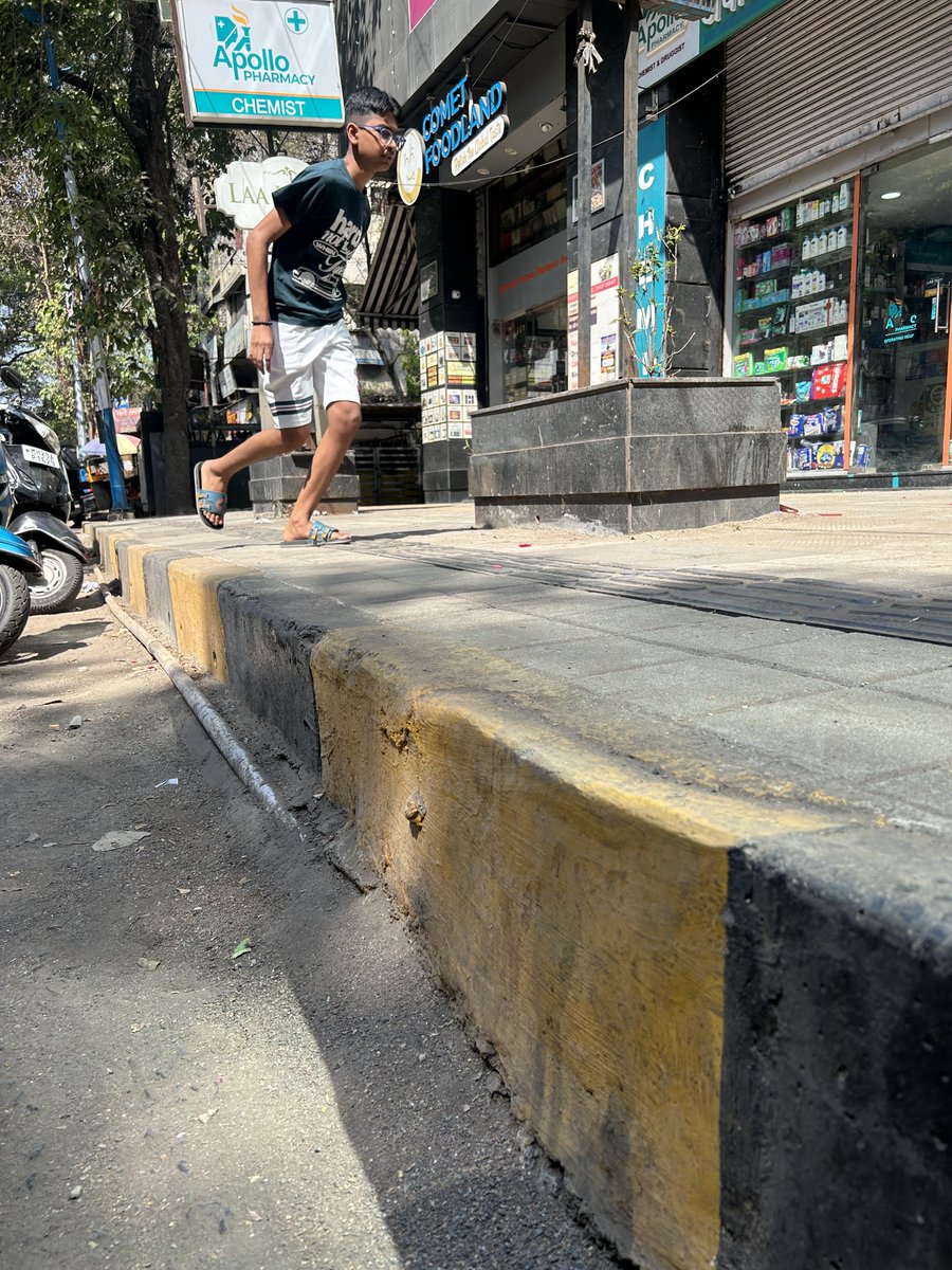apdeshpand's tweet image. This is how the #footpaths are built in #Pune. #Elderly people and anyone #suffering from #kneepain are automatically #discouraged.