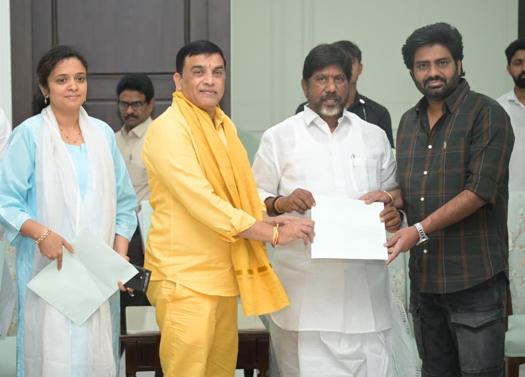 NewsMeter_In's tweet photo. #Hyderabad: 

Jury members submitted the list of Gaddar Film Awards to #Telangana Deputy Chief Minister Sri  @Bhatti_Mallu .

#TGFDC Chairman #DilRaju,
I &amp; PR Commissioner @chekkapriyanka were present on this occasion. https://t.co/NzkoNdrOmI