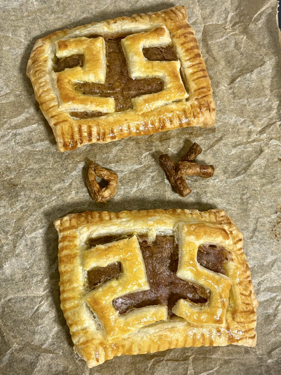 K_3stry_D's tweet photo. ケーキもなんも準備できてなくてでもやっぱ何かお祝いしたいなーと、冷凍庫に眠らせてた１枚のパイシートとボロボロになった栗の渋皮煮をペースト状に誤魔化してたやつをこの期に及んで叩き起こしなんかそれっぽく仕上げてみたｗｗｗｗ

ケミストリー25周年お祝いマロンパイ
〜こげこげD&amp;Kを添えて〜 https://t.co/PtDdRVf4et