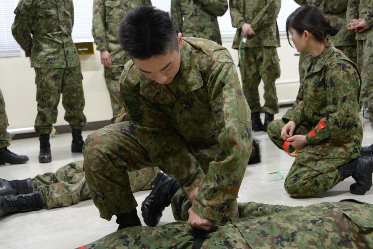 JGSDF_matsumoto's tweet image. 補助担架養成訓練では #トリアージ について学びました。
トリアージとは多数の傷病者を緊急性や重症度に応じて治療の優先順位を決める考え方です。
判断には主に優先順位の高い「赤→黄→緑→黒」の４色で区切られた所見に従い、瞬時に判断し活動します。
#メディカル #医療