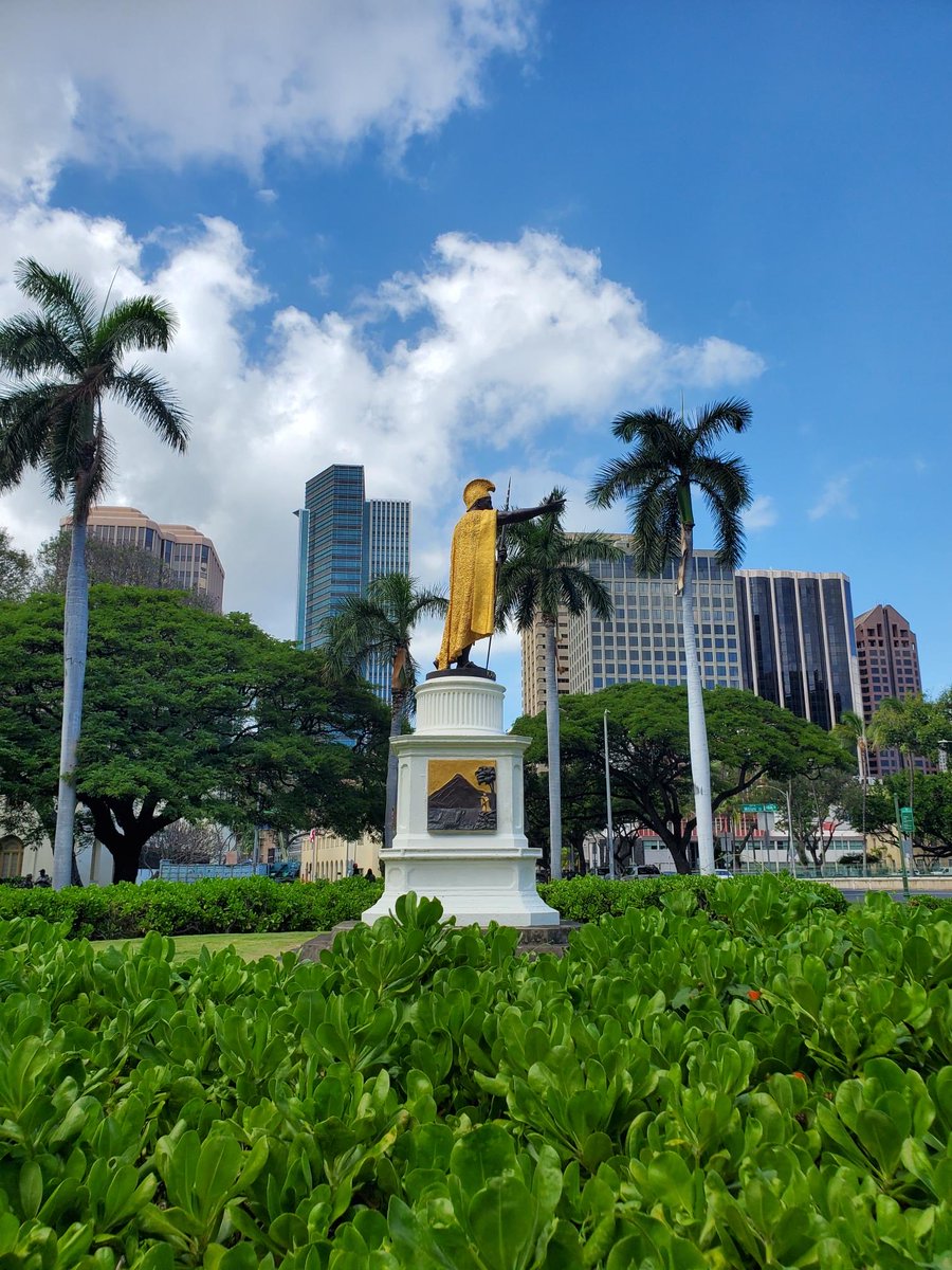 Aloha! 今日のハワイ🌴この角度からのカメハメハ大王像、珍しいのでは