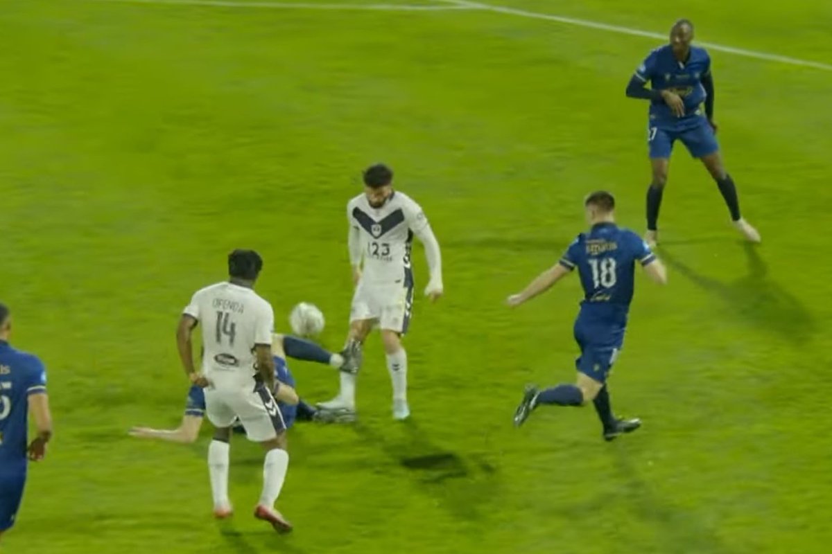 Bruno Irles : "Quand je vois à vitesse réelle les deux attentats… Avec la VAR, ils terminaient à neuf… Les deux fois, le pied est sur le tibia"

A lire ici 👉 girondins4ever.com/?p=578177

#Girondins