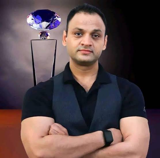 कुमार सर पढ़ाते कम चिल्लाते ज्यादा है लेकिन 
कल यूपीएससी का रिजल्ट आया जिसमें कुमार सर के कोचिंग की बच्ची ने टॉप की है।

जबकि वास्तविकता ये है कि कुमार सर सच में पढ़ाते कम है चिल्लाते ज्यादा है और इनकी कोचिंग से टॉपर नहीं निकला है बल्कि
टॉपर खरीदा गया है।
#upscresults