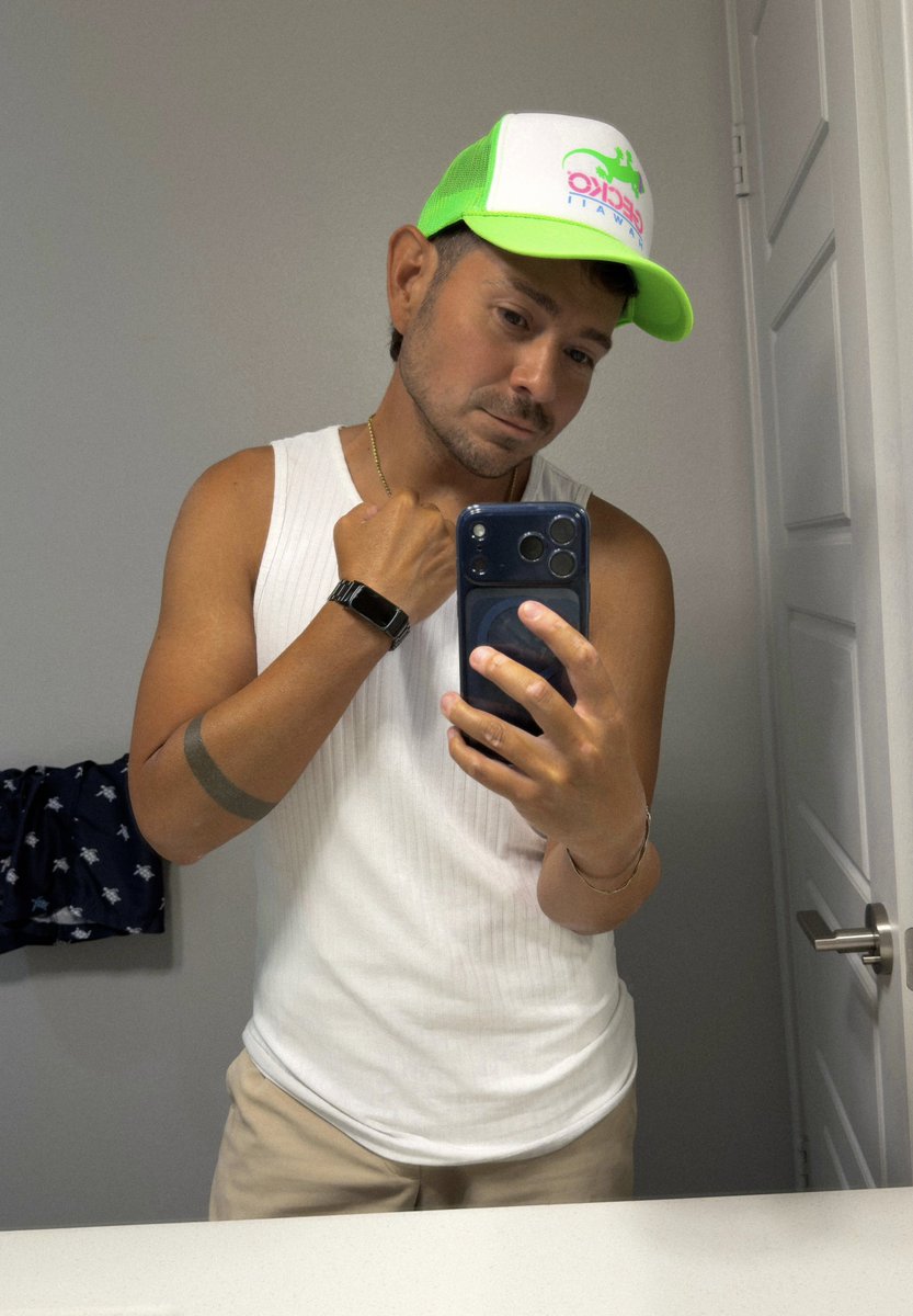 Michael_D_560's tweet photo. My final Hawaii winter form yall 😂✌🏽🦎 but also how cute are my turtle swim trunks in the background 🥹 https://t.co/iy6qNI5OL5