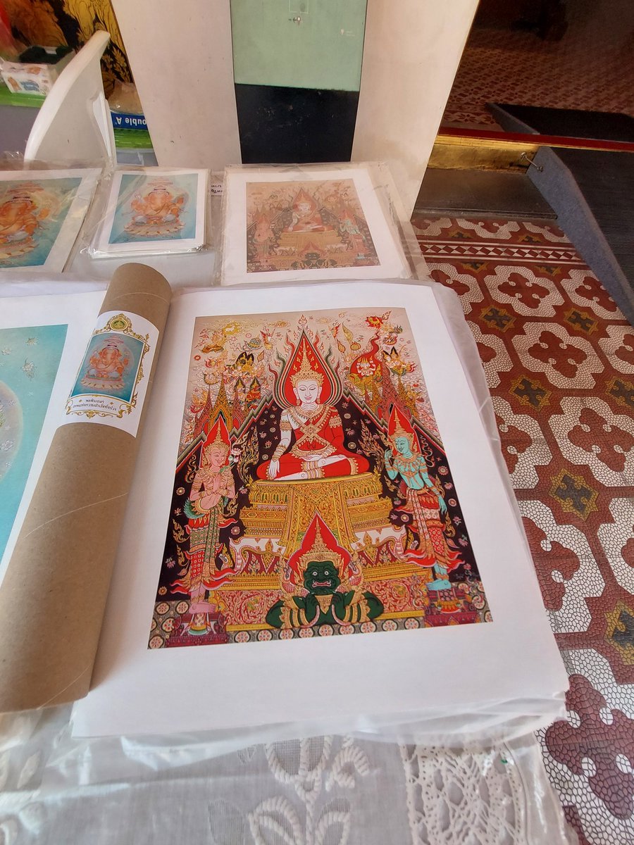 ทุกคนน ที่พิพิธภัณฑสถานแห่งชาติพระนคร ที่อาคาร 601  ข้างหน้ามีบูธของกรมศิลปากรมาตั้งอยู่นะ มีผลงานศิลปะรูปองค์พระคเณศพิมพ์ลงผืนผ้าใบจัดจำหน่ายด้วย โดยฝีมือนายช่างสิบหมู่ของทางกรม สวยมากๆเลย ดูแล้วอบอุ่นมากๆ  แล้วก็มีองค์พระคเณศนวโลหะรุ่น108ปีราคาแบบแรกจัดสร้างมาให้เช่าด้วยนะ!