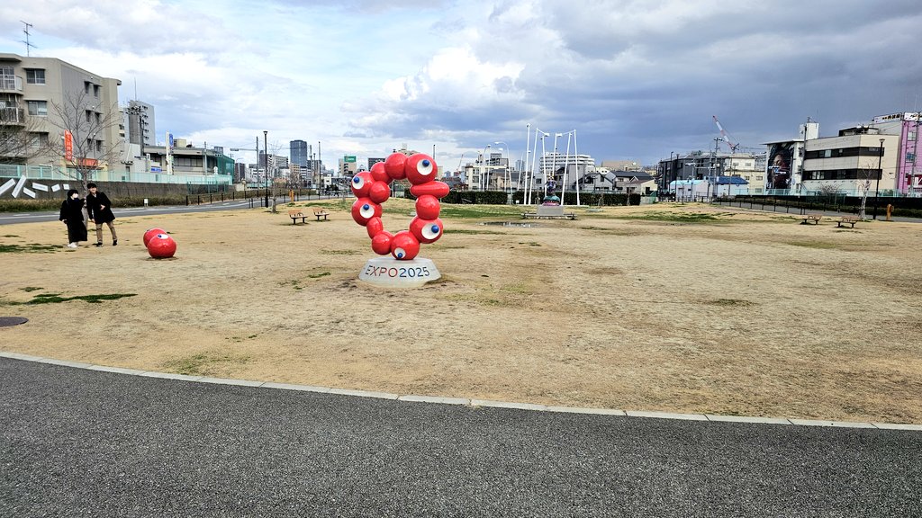 ken_ta_rou's tweet photo. 阪神なんば線千鳥橋駅北側の少連寺公園には、ロゴマークとこみゃくのオブジェが展示されています。加熱気味のミャクミャク像とは異なる渋さがあり、自分好みです(笑) https://t.co/I2OynBFATx