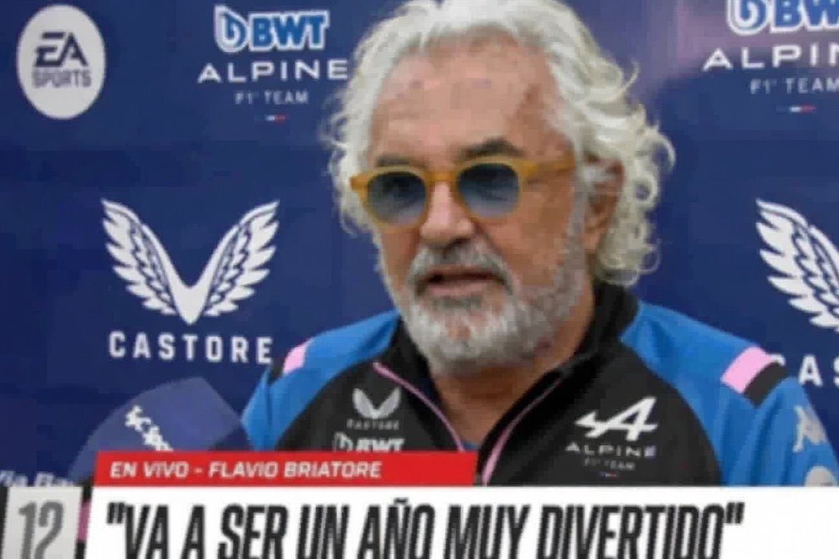 outofcontextf20's tweet photo. Briatore en F1Tv:
• Mini y Maini hicieron una gran carrera en F2, y nadie habla de eso
• las paredes de Enstone están pintadas, que con Oakes eso no pasaba
• No veo que a los demás equipos les exijan igual 
• El hincha está feliz
• Volvimos a ser un equipo de carreras https://t.co/HTDoDVjUU6