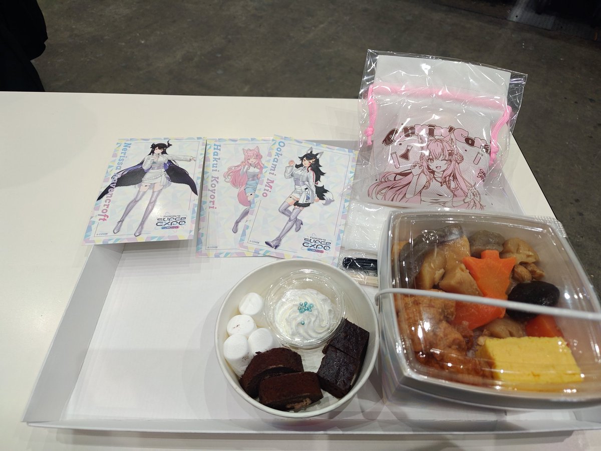 holocchi's tweet photo. It was really yummy Rissa (⁠*⁠˘⁠︶⁠˘⁠*⁠)⁠.⁠｡⁠*⁠♡
Also I devoured Mio meal lol
Pd: I'm saving Koyori popcorn, it's so beautiful that I can't open it 😅

#hololivefesEXPO26_DAY2 #RissaLIVE https://t.co/H6IjoWOhPf