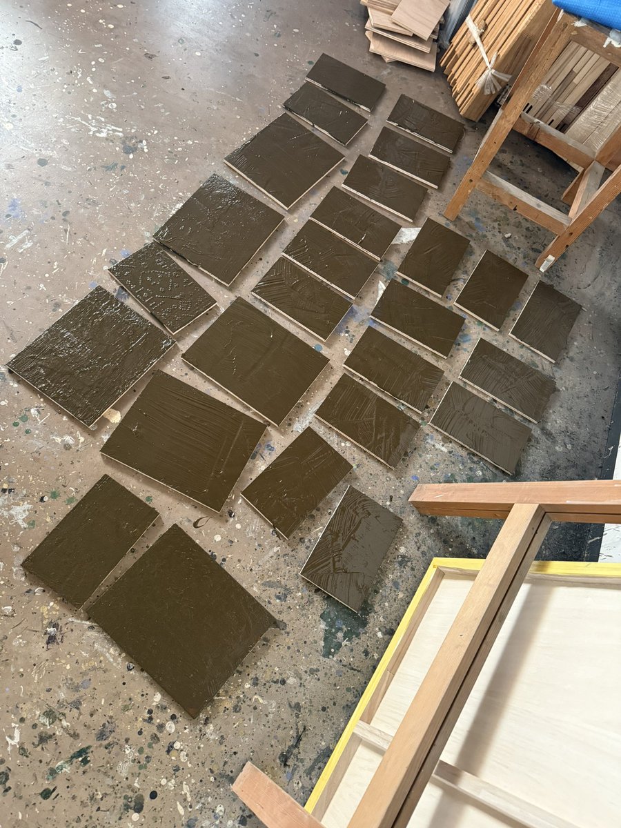 150に下地塗って余った絵の具で小さい板の支持体にも下地を塗った。