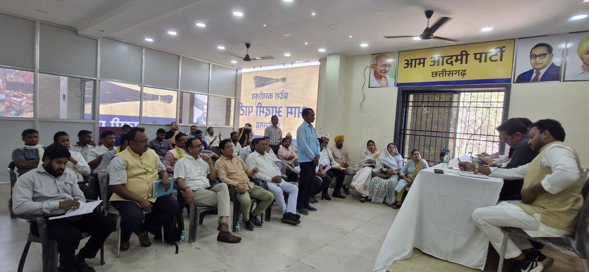 आज प्रदेश कार्यालय में महत्वपूर्ण संगठनात्मक समीक्षा बैठक आयोजित की गई, इस बैठक में दिल्ली सरकार के पूर्व मंत्री एवं छत्तीसगढ़ प्रदेश सह-प्रभारी आदरणीय श्री <a href="/mukeshahlawatap/">Mukesh Ahlawat</a> जी विशेष रूप से उपस्थित रहे।

​बैठक के दौरान प्रदेश पदाधिकारियों के साथ आगामी निकाय चुनावों की तैयारियों
