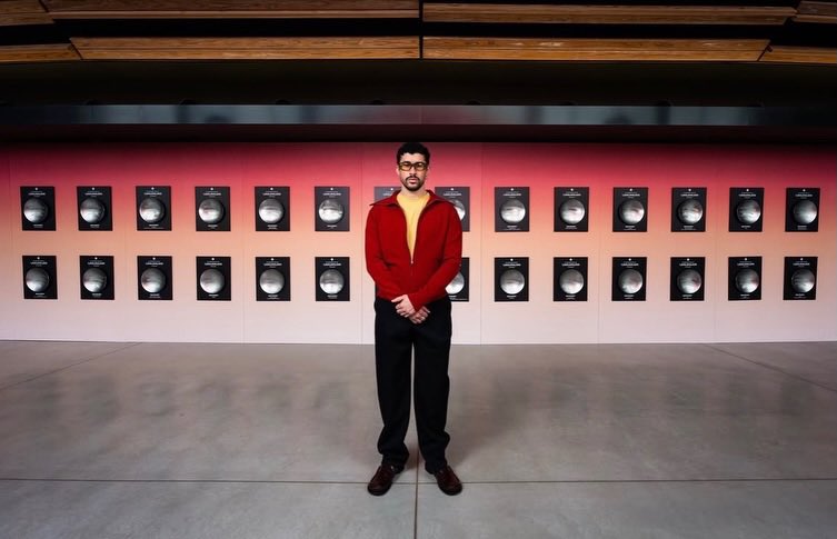 Momento de hacer historia en Japón.🇯🇵
Bad Bunny en Tokio, Japón, con las placas de Spotify celebrando el "Billions Club Live".