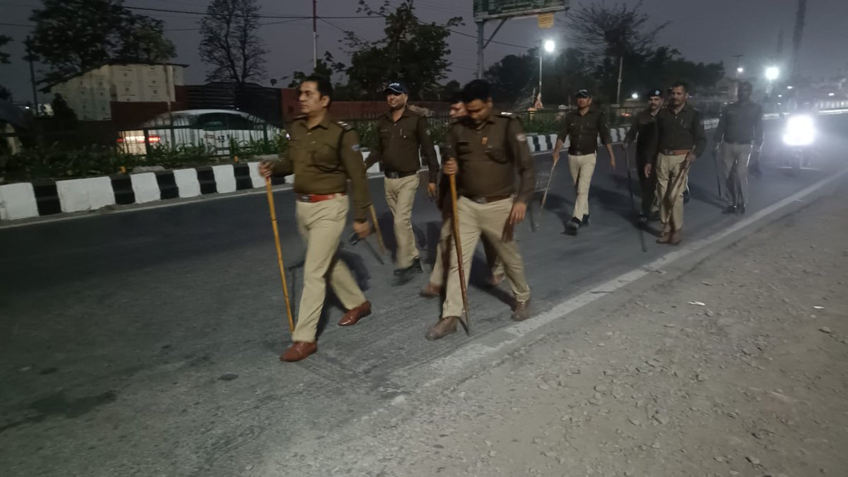 DehradunPolice's tweet photo. #एसएसपी_देहरादून के निर्देशों अलर्ट मोड पर दून पुलिस

सम्पूर्ण जनपद में दून पुलिस द्वारा आकस्मिक रूप से चलाया जा रहा सघन चेकिंग अभियान

पुलिस की अलग-अलग टीमो द्वारा नगर से देहात तक आने जाने वाले सभी निजी/सार्वजनिक वाहनों की करी जा रही आकस्मिक चैकिंग https://t.co/ow4IkbsU12