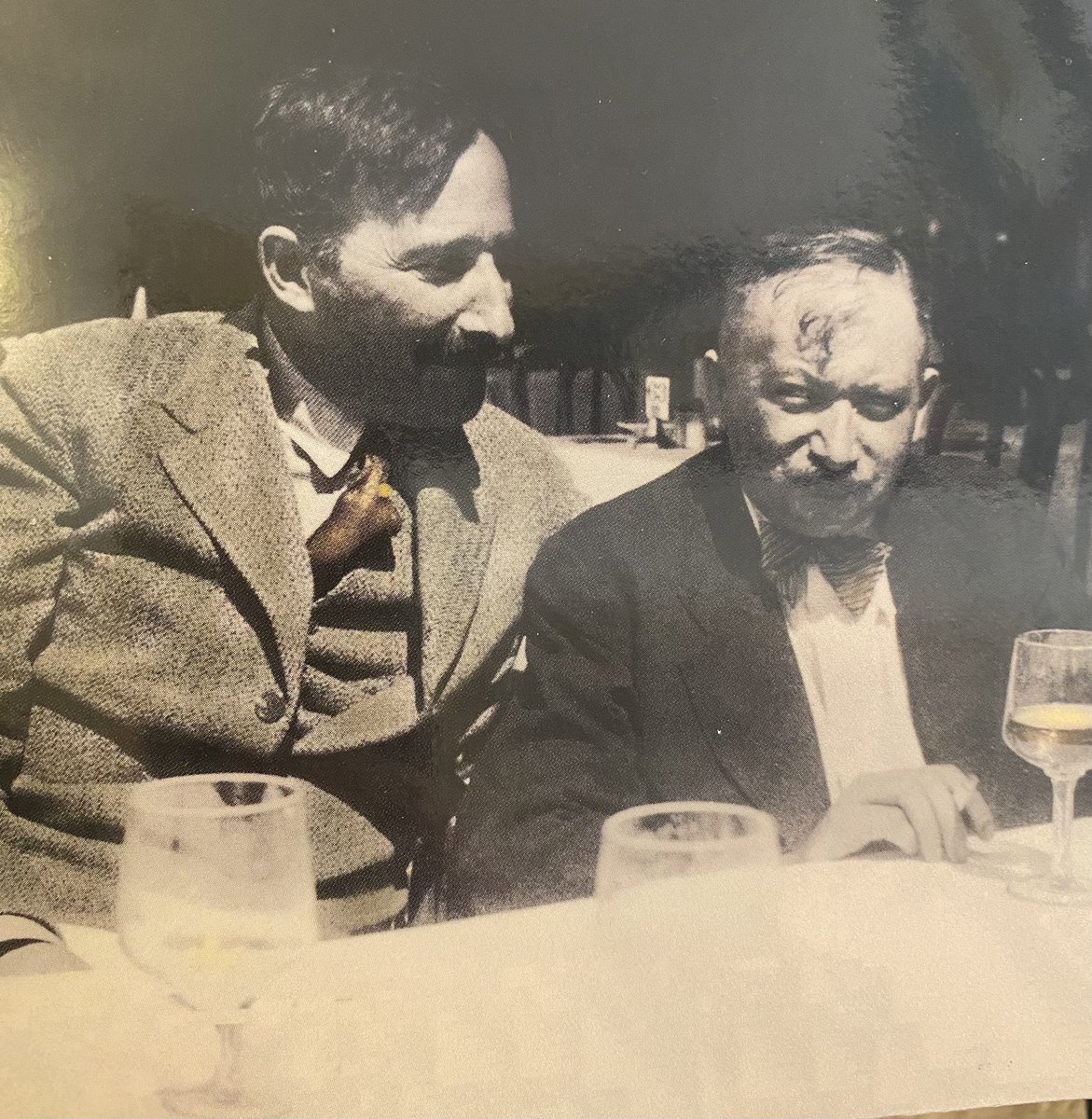 Halpern_G's tweet photo. « Personnellement, je ne fais pas grand cas de ce que l’on appelle « la conscience du monde ». Le monde n’a jamais eu de conscience. Le monde a eu des époques de grâce et de non-grâce. »

Lettre de Joseph Roth à Stefan Zweig - Août 1935 https://t.co/9uXOAnOSWh
