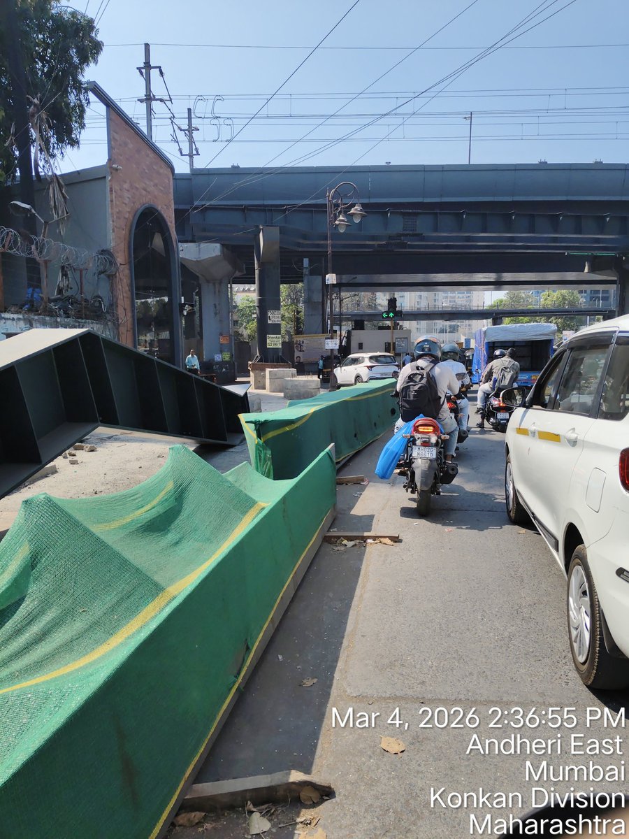 discoveryofmaha's tweet photo. Bisleri signal pe Proposed MS Phadke Marg – contractor ne road ko godown bana diya! Huge lokhand girders + 2 channels blocking traffic Andheri East traffic police senior chup kyun? @MTPHereToHelp
clear karo yaar! #AndheriEast #TrafficMess
We request @mybmcWardKE
To remove. Asap https://t.co/yMkGDZZTPb