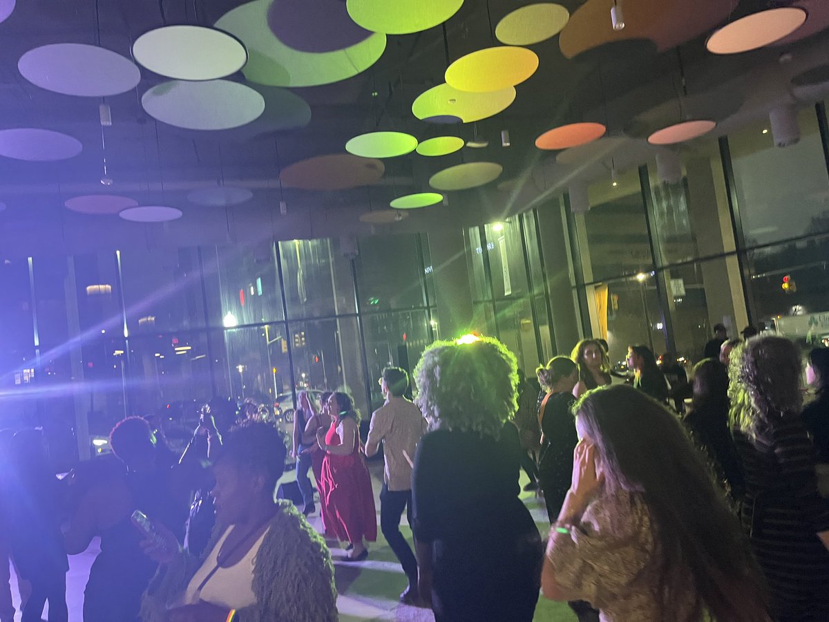 M M De Voe tweet media