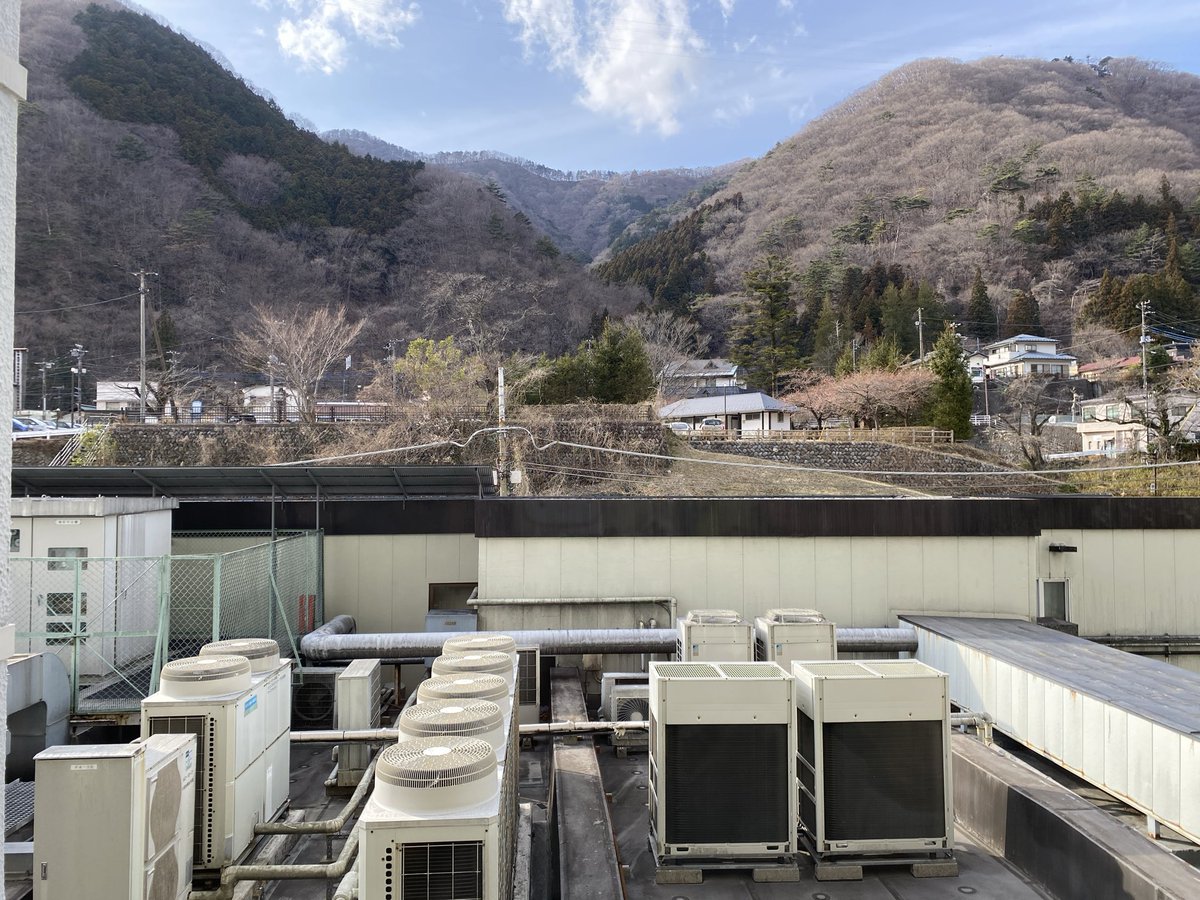 温泉来て部屋から見える景色とは思えなくて笑う