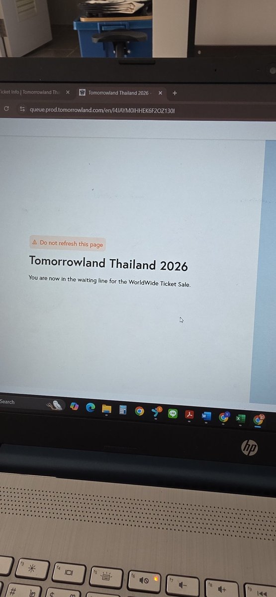 ANNSNGD's tweet photo. แบบนี้คือต้องรอไปเรื่อยๆ ใช่ไหมครับ #TOMORROWLANDTHAILAND https://t.co/L7cpAClrt7