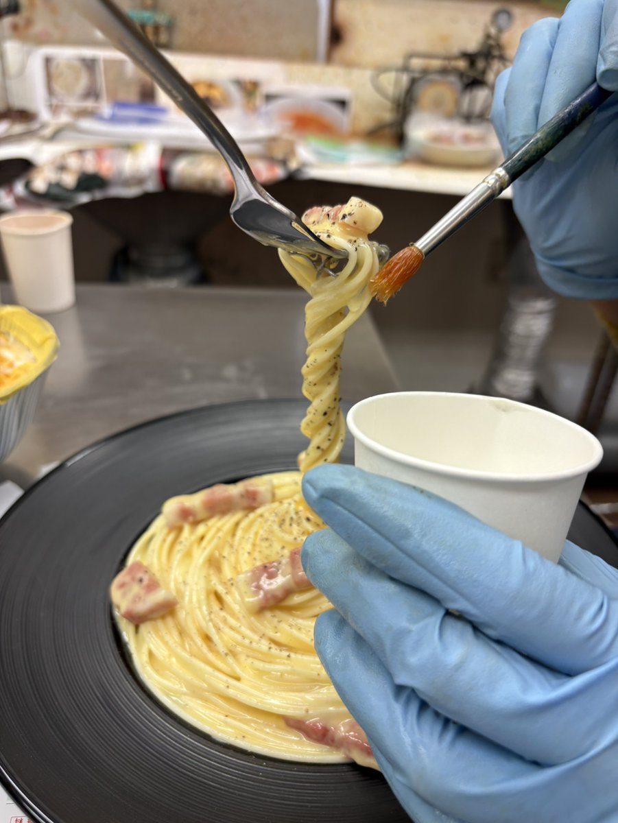 FrajSchool's tweet photo. スクールの授業もいよいよ大詰め！
この日は出来上がった作品にトップコートを塗って仕上げをしました✨

写真はみんな大好き“浮くパスタ”🍝
カルボナーラもミートソースもおいしそう…！

この作品は筆を使ってツヤを出すように丁寧に塗っていきます。
本物みたいな仕上がりに思わずお腹が空きます🤤 https://t.co/5MQGwUAOzX