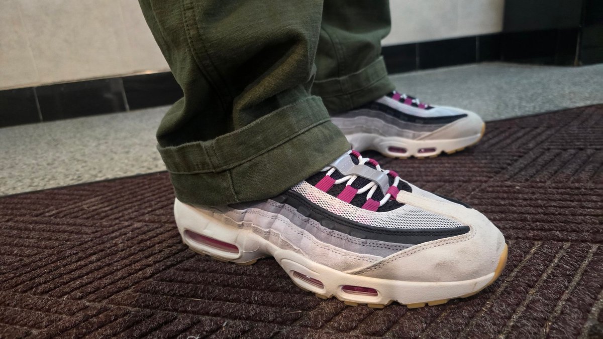 sowhydavid's tweet image. These are impossible to keep clean.

SB Air Max 95 Cactus Flower.

#kotd #wdywt #yoursneakersaredope #MarchMAXness