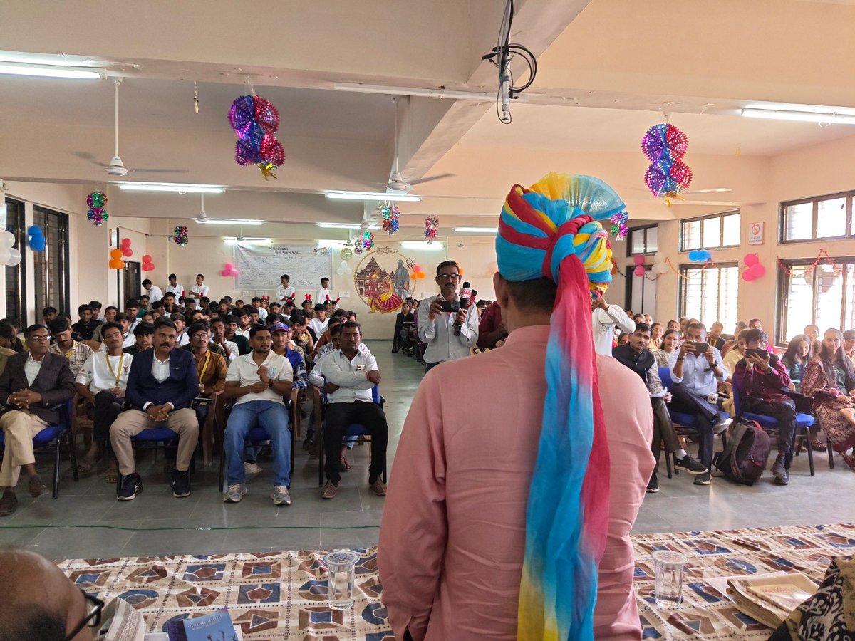 swarupthakorbjp's tweet photo. સરકારી વિનયન કોલેજ, વાવ ખાતે વર્ષ ૨૦૨૫–૨૦૨૬ ના વાર્ષિકોત્સવ તથા ઇનામ વિતરણ કાર્યક્રમમાં હાજરી આપવાનું સન્માન મળ્યું.

કાર્યક્રમ દરમિયાન વિદ્યાર્થીઓની પ્રતિભા, મહેનત અને ઉત્સાહને નજીકથી જોવા મળ્યું. અભ્યાસ, રમતગમત તથા વિવિધ સહગામી પ્રવૃત્તિઓમાં ઉત્કૃષ્ટ પ્રદર્શન કરનાર વિદ્યાર્થીઓને ઇનામ આપી તેમની સિદ્ધિઓને બિરદાવવાનો આનંદ અનુભવ્યો.

વિદ્યાર્થીઓના સર્વાંગી વિકાસ માટે કોલેજ પરિવાર દ્વારા કરવામાં આવતા પ્રયાસો ખરેખર પ્રશંસનીય છે. તમામ વિજેતા વિદ્યાર્થીઓને હાર્દિક અભિનંદન તથા ઉજ્જવળ ભવિષ્ય માટે શુભેચ્છાઓ.

આવો જ ઉત્સાહ અને પ્રગતિનો માર્ગ આગળ પણ સતત આગળ વધે તેવી શુભકામનાઓ.