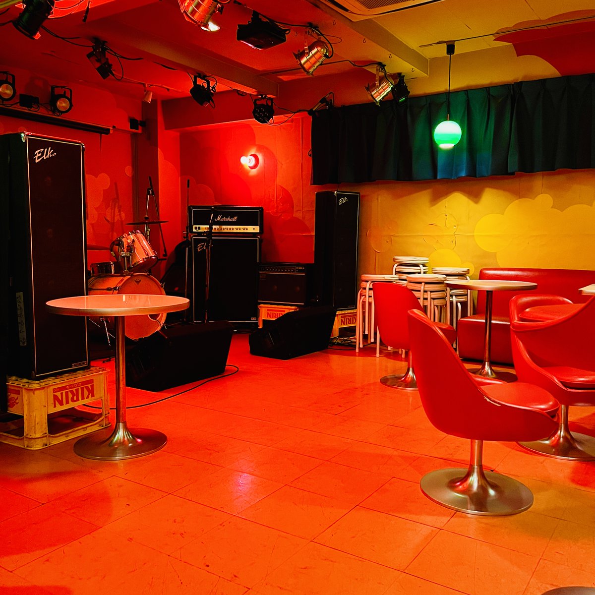 greenappletokyo's tweet photo. 本日3/7(土)、明日3/8(日)、バー営業します。

話題騒然の「生ビール、2杯でどうだ！✌️」2日間限定で開催いたします！

生ビールを2杯同時にご注文で1杯につき100円引き！
お友だちと分けてもいいし、注ぎたてを1杯ずつ飲みたい方には1杯目といっしょに2杯目チケットをお渡ししますので、美味しいサッポロ黒ラベルを1人で堪能してください🍺

3杯でどうだ！ もOK！
2と3の倍数を組み合わせて永遠に100円引きです。

DJブースも開放します🎧
レコード、CD、PCDJ、タブレット、スマホなど対応。
音源をお持ちの方はファーストオーダー時にお声がけください。

フード持ち込み可。ごみはできるだけお持ち帰りください。

お待ちしております！