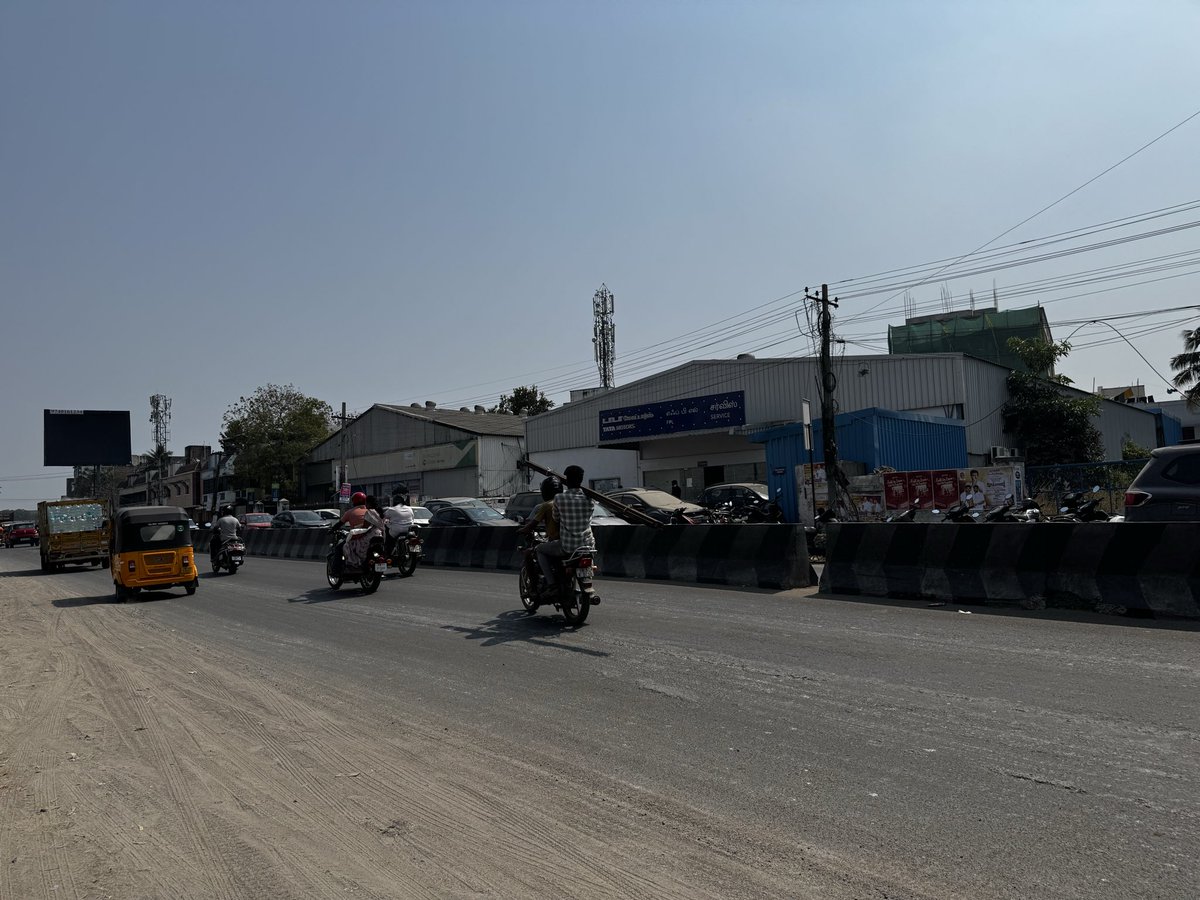 sathyamett's tweet photo. @ChennaiTraffic @COPTBM @TataMotors @CMOTamilnadu Vehicles from Tata FPL service center on Medavakkam–Mambakkam Road are regularly parked on the roadside, causing traffic obstruction and safety risks. Last week a two-wheeler rider fell due to this. Kindly take immediate action https://t.co/NMZUz5EtBp