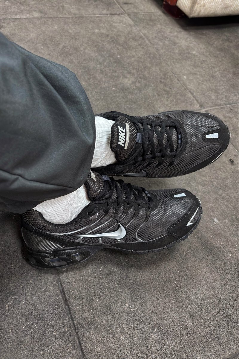 simon_socks tweet media