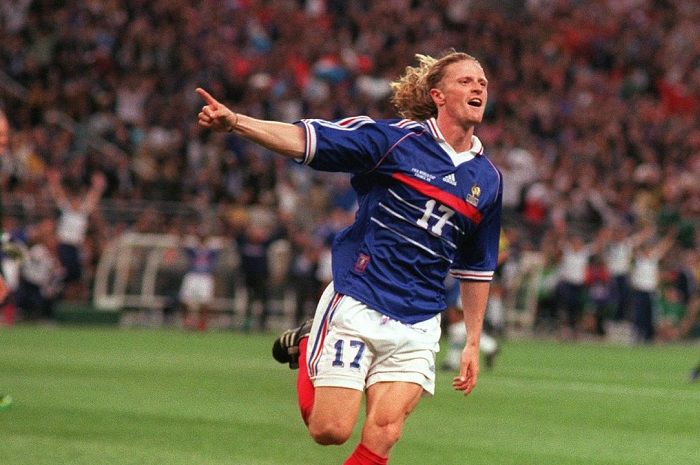 Windekind_Budi's tweet photo. Ada cerita menarik waktu Emmanuel Petit hengkang dari AS Monaco. Tujuannya Inggris & calon klub barunya adalah Tottenham Hotspur

Petit & manajemen Spurs ketemu pagi hari di London buat baca draft kontrak. Petit pelajari & akan ngasi jawaban beberapa hari ke depan

Spurs pesan taksi buat nganter Petit ke hotel. Alih-alih ke hotel, dia justru ketemu eks pelatihnya di Monaco, Arsene Wenger, yang saat itu melatih Arsenal

Gak pakai babibu, Wenger ngajak Petit gabung Arsenal dengan tawaran lebih baik dari yang disodorkan Spurs. Petit iyakan & sisanya jadi sejarah 😁