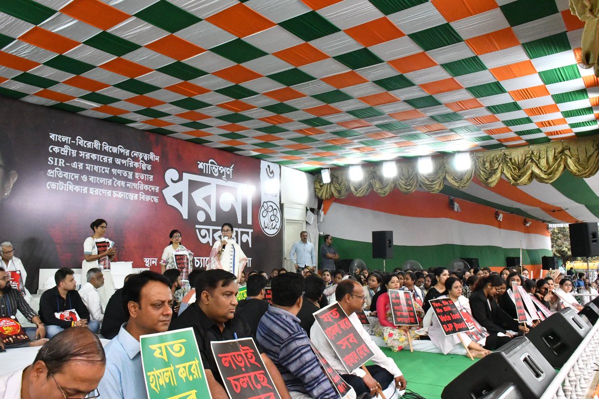 AITCofficial's tweet photo. Yes, Sir!
No SIR...

Smt. @MamataOfficial has taken the stage at Dharmatala for the second day of our unyielding dharna, a defiant roar against Bangla-Birodhi BJP's SIR conspiracy.

63 lakh+ names erased. 60 lakh trapped in adjudication limbo. 170+ lives crushed. Living voters branded "dead." Icons under scrutiny. All to satisfy BJP's unquenchable thirst for power.

You mistook our patience for weakness; now taste Bengal's wrath.
