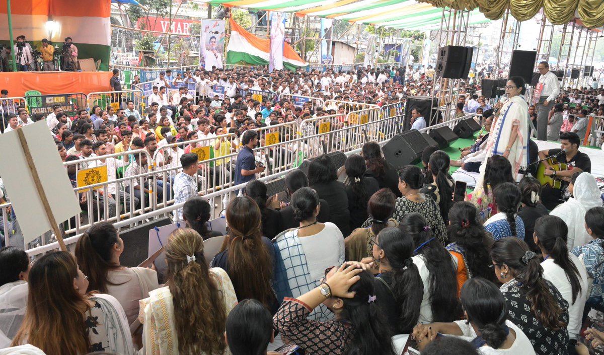AITCofficial's tweet photo. Yes, Sir!
No SIR...

Smt. @MamataOfficial has taken the stage at Dharmatala for the second day of our unyielding dharna, a defiant roar against Bangla-Birodhi BJP's SIR conspiracy.

63 lakh+ names erased. 60 lakh trapped in adjudication limbo. 170+ lives crushed. Living voters branded "dead." Icons under scrutiny. All to satisfy BJP's unquenchable thirst for power.

You mistook our patience for weakness; now taste Bengal's wrath.