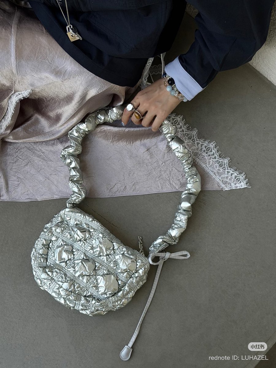 Twenty9Pre's tweet photo. 🛒 Carlyn : Poing ลด 53% รุ่นนี้ปรับสายสั้นยาวได้ crossbody ได้ค่า

— Coral, Tapue, Rose pink, Lavender, Silver, Gold, Black 
— 1,290฿

❌ปิดรับตอนเว็บปรับราคา❌
📦 รวมภาษี รวมส่งแล้ว ไม่บวกเพิ่ม!
#Carlyn #Poing #CarlynPoing #พรีเกาหลี https://t.co/HU4XuqOsUf
