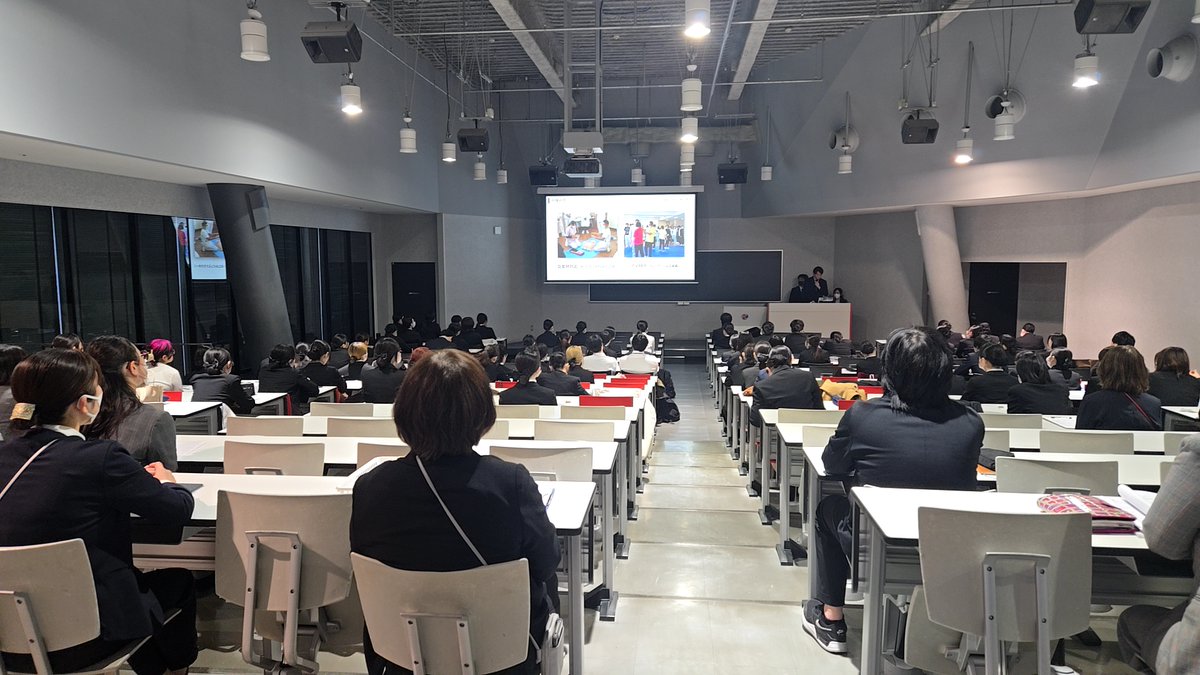 NAGOYA_ISEN's tweet photo. 【看護就職説明会】
本日、土曜日にも関わらず16病院の看護部長様、採用担当の方にお越しいただき各病院の特徴や強み、求める看護師像などをご説明いただきました。これもひとえに、卒業生達の活躍や在校生達の学外実習時の評価による期待だと実感をしました。#看護師 #名古屋医専 ＃医療 ＃就職活動 https://t.co/2hV870Zxrv