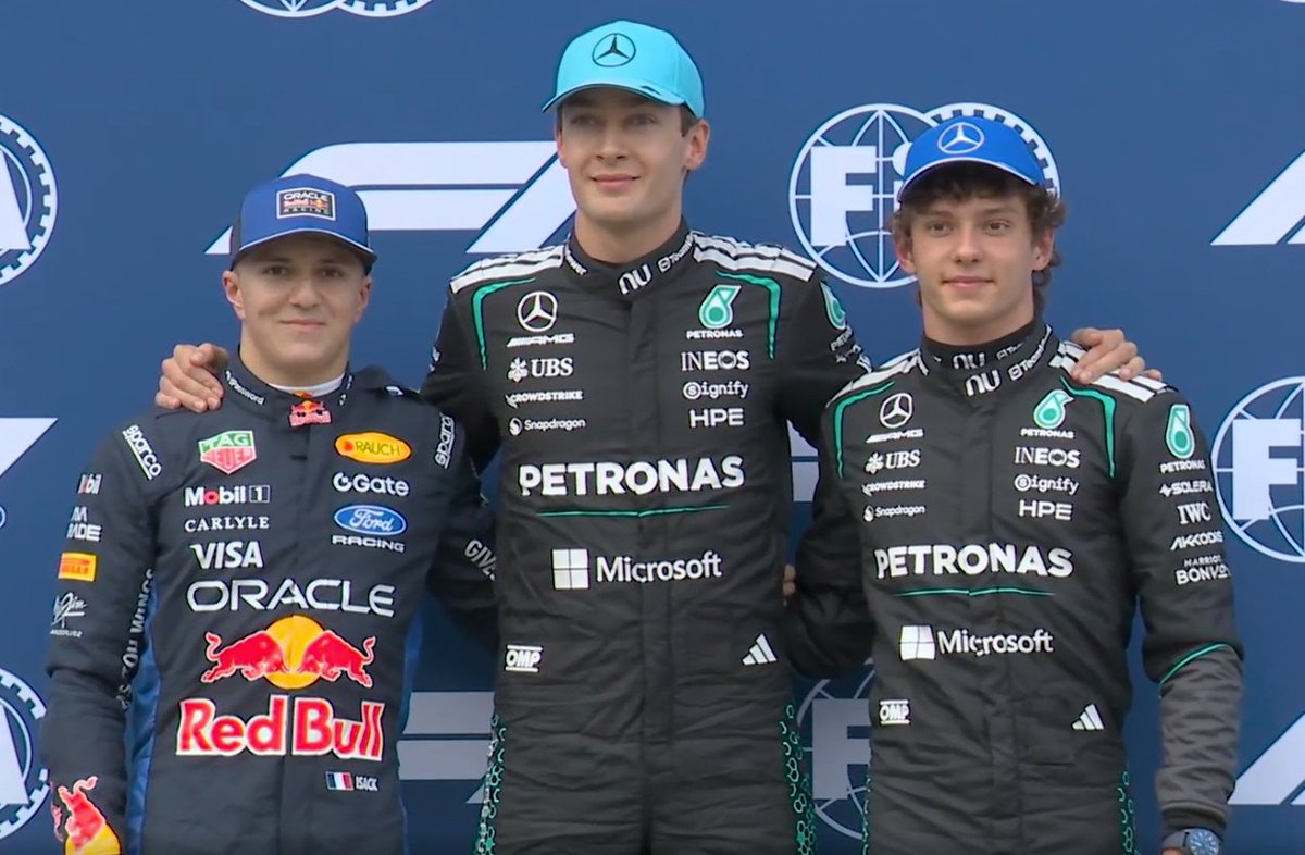 F1tutkumuz's tweet photo. 🤩2026'NIN İLK ÜÇLÜ KARESİ GELDİ!

Isack Hadjar🤝George Russell🤝Kimi Antonelli https://t.co/5fkJUPNkKo