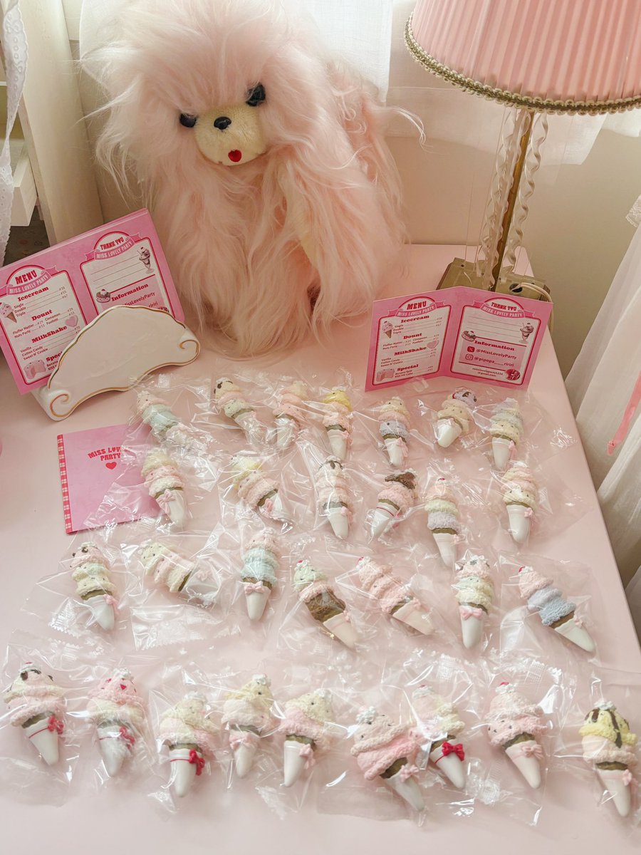 🍦 위탁 안내 

미스 러블리 파티 작가님의 
달콤한 아이스크림 브로치들이 위탁되었습니다 ♡ 
다양한 맛 다양한 조합이 들어왔으니 
나를 위해, 인형을 위해 아이스크림을 선물해보아요 🍨
내일부터 작업실에서 구매 가능합니다 ♡