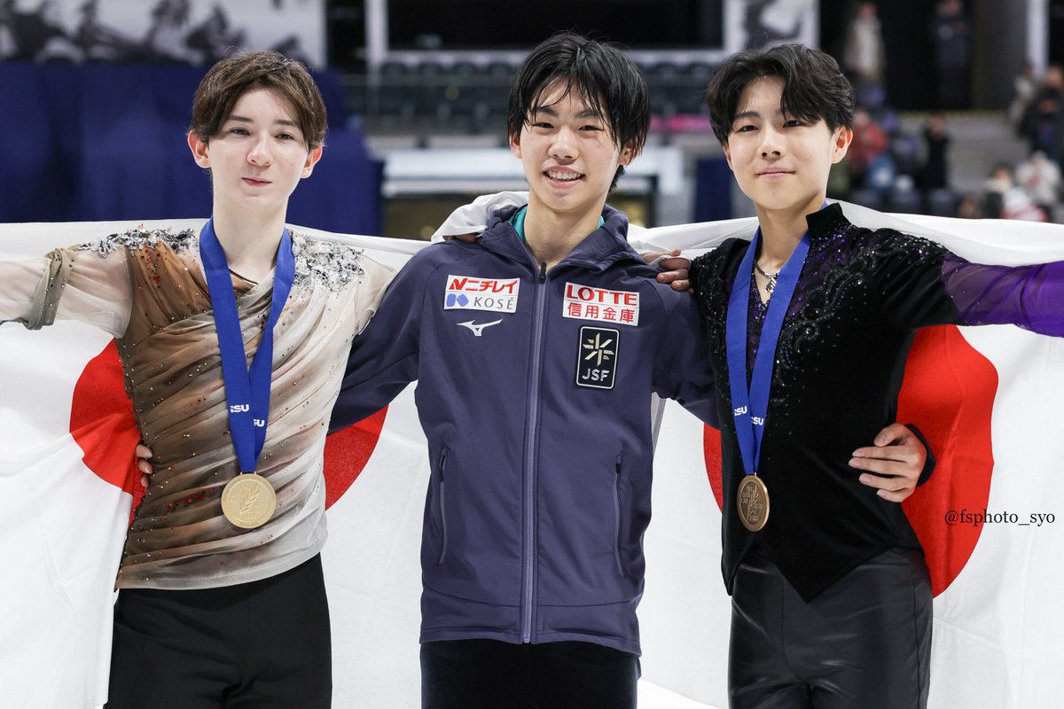 fsphoto_syo's tweet photo. 日本男子スリーショット🇯🇵

璃士くんを真ん中に、と中央を固辞した大弥くんでしたが、璃士くんが押し切りこの並びに☺️
いつも3人並んで会場の片隅でストレッチをしたりして仲の良さが伝わってきました https://t.co/enRhHZnsw9