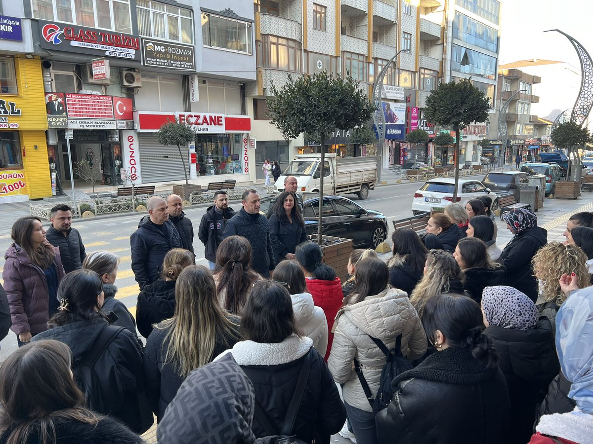 gny39's tweet photo. Türk Metal Sendikamız tarafından düzenlenecek olan 31.Kadın Kurultayına katılmak üzere 35 kadın üyemizi Kapaklı Şubemizden yolcu ettik.Bizlere bu imkanları sağlayan başta Genel Başkanımız Uysal Altundağ olmak üzere Genel Merkez yöneticilerimize teşekkürlerimizi sunarız. https://t.co/rKNCLKJZ6c