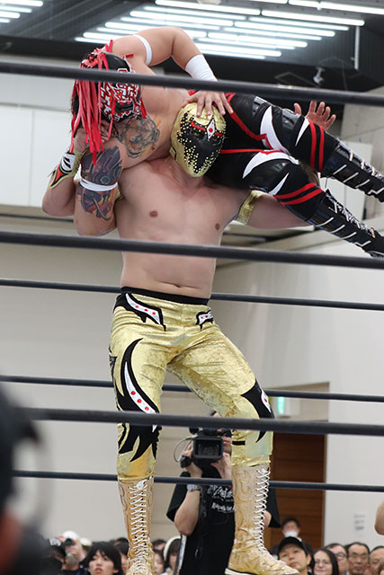 chika_dahlia's tweet photo. 2026/2/22
NJPW PRESENTS CMLL FANTASTICA MANIA 2026
ATCホール
第6試合【『FANTASTICA MANIA 2026』タッグトーナメント準決勝戦】
マスカラ・ドラダ、ミスティコ vs バリエンテ・ジュニア、フトゥーロ⑤
#MascaraDorada
#Futuro
#FM2026 #njcmll #FantasticaMania2026 https://t.co/ef3lI2qHY3