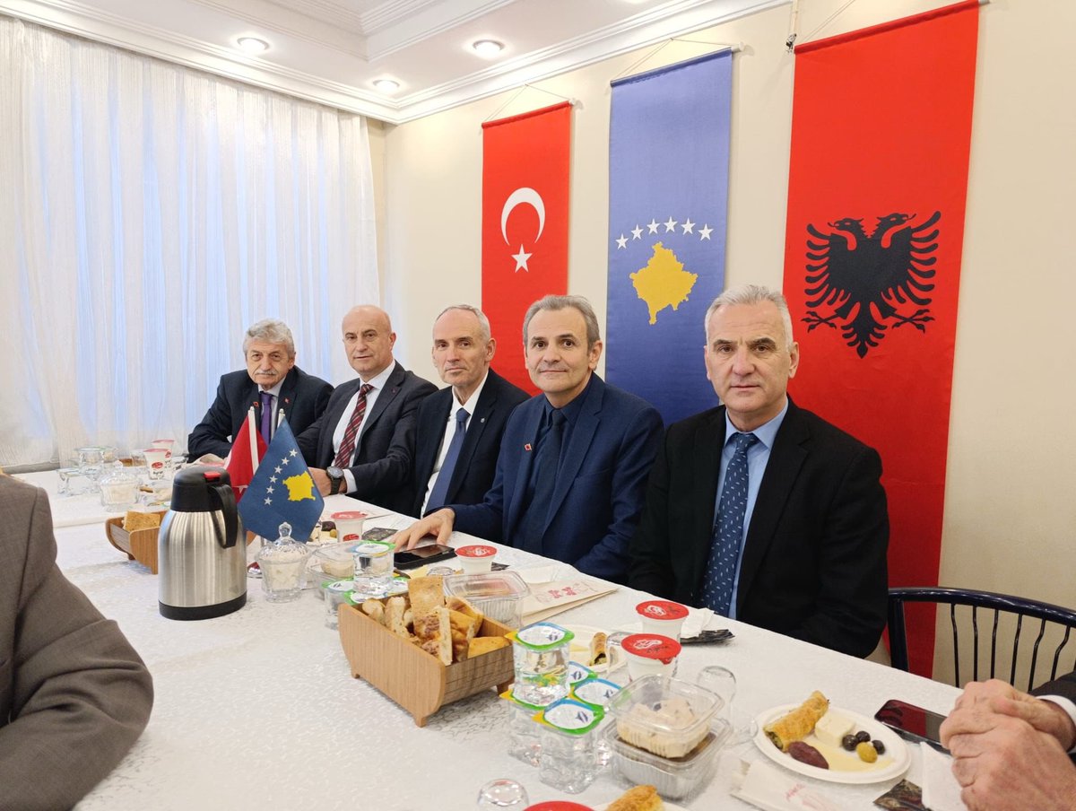 rubafedresmi's tweet photo. Kosovalılar Kültür ve Dayanışma Derneği tarafından düzenlenen iftar programına Genel Başkanımız Sn. Saim BIÇAK katılım sağlamıştır. 

Ramazan ayının manevi atmosferinde gerçekleşen bu anlamlı buluşmada, Rumeli Balkan camiası arasındaki birlik ve dayanışma ruhu vurgulanırken, gelecek döneme ışık tutacak çalışmalar üzerine de değerli istişarelerde bulunulmuştur.

Nazik ev sahiplikleri ve misafirperverlikleri için Dernek Başkanı Sn. Mustafa RIDVANLAR’a ve kıymetli yönetimine teşekkür eder, birliğimizin daim olmasını temenni ederiz. 🇽🇰 🇹🇷 

#RUBAFED #Kosova #İftar #SaimBIÇAK #Rumeli #Balkan