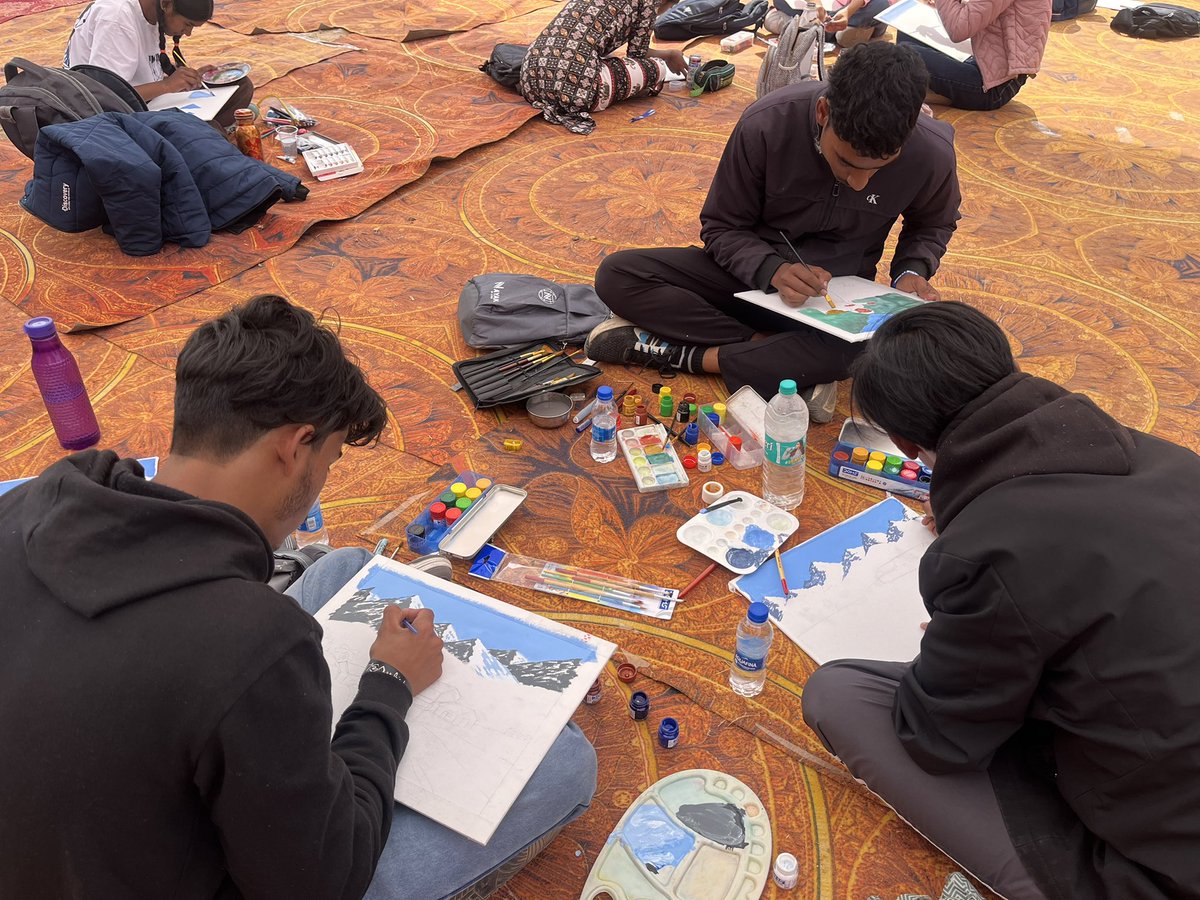 HimalayanO2's tweet photo. Live Painting Competition at Baurari stadium, New Tehri.

#himalayano2 #tehrilakefestival #paintingcompetition https://t.co/rUMw8dzVxC
