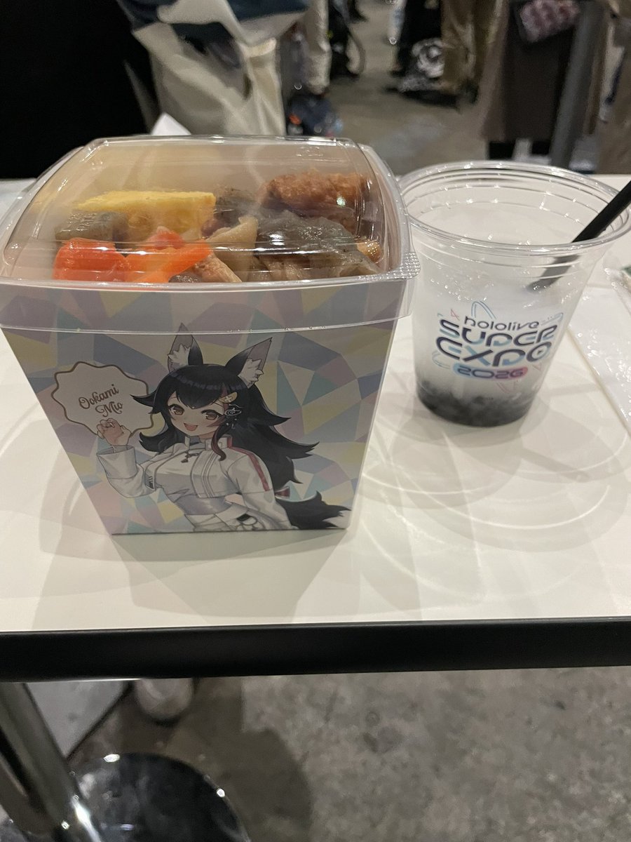 ミオしゃの筑前煮とDEV_ISのドリンク頼んだー！
ふーたんがロコモコ丼食べたって言ってたけど、筑前煮の誘惑に負けて…
 #hololiveEXPOfes2026_DAY2