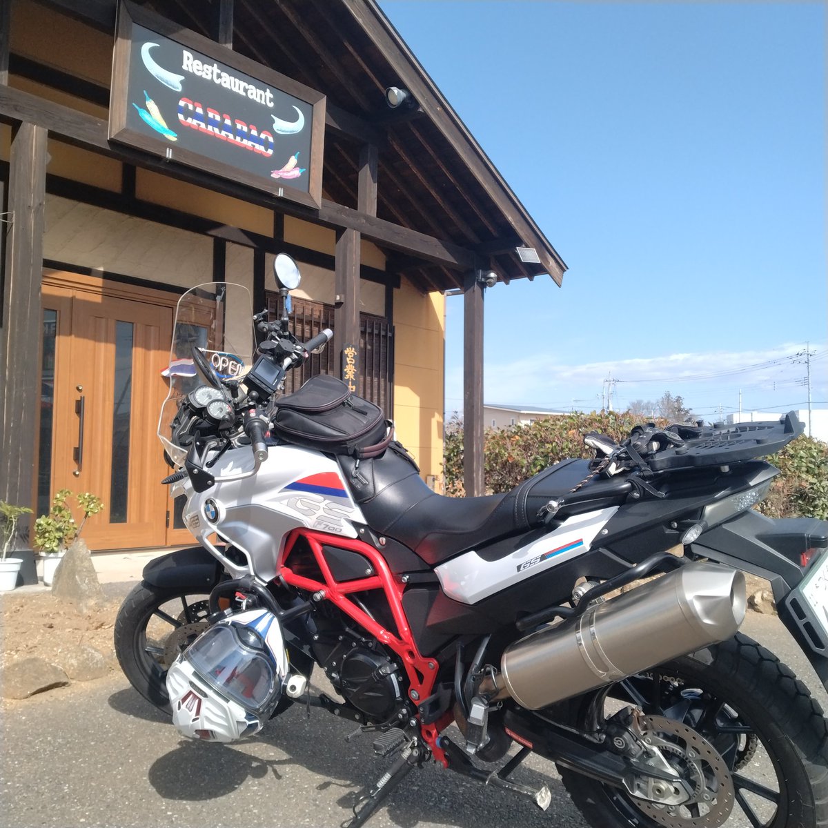 kamiyacarabao's tweet photo. 久しぶりのライダーさん
フォロワーのJeyさんがいらっしゃいました
Jeyさんははじめましてです

強風の中🌀
ご来店ありがとうございました
また遊びにいらしてくださいね〜🏍️

#bmwmotorrad #f700gs #タイ料理が食べれるライダーズカフェは下妻にある #パカパオガパオ研究所 #ゲーンはタイカレー https://t.co/mbABEJEkhE