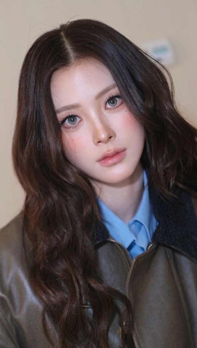 ช่างแต่งหน้าให้ใบเฟิร์นคนนี้ควรได้รับรางวัลอะไรสักอย่าง ปกติเมคอัพใบเฟิร์นจะคล้ายๆ เดิม เปลี่ยนชุดเปลี่ยนผม เปลี่ยนสี มีวันแต่งเข้มแต่งอ่อน แต่ลุคนี้ตุ๊กตามาก สวยน่ารักโคตร 😭