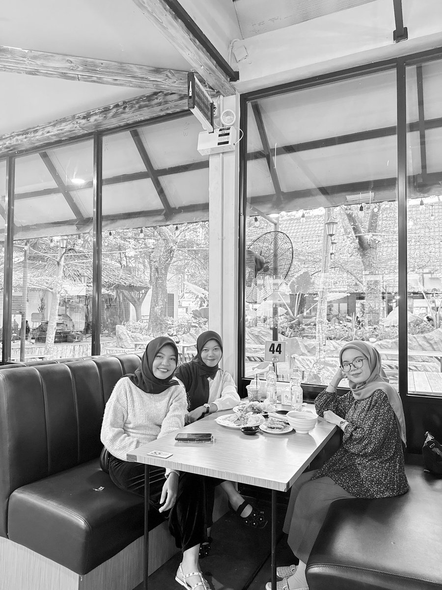 navyaddict26's tweet photo. Girls day out 🙌🏻 https://t.co/FOQlQhyzvY