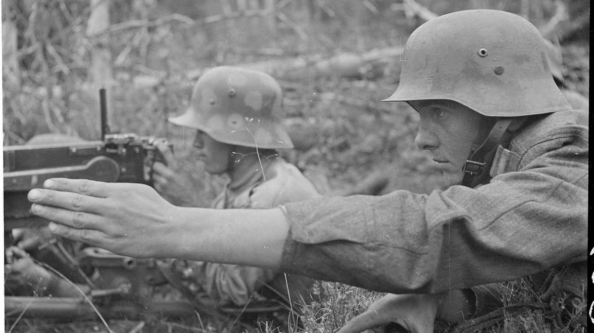 SorvariT's tweet image. Mofas bror Åke: IR10 drar sig fr Summa m Viborg. Hans MG-grupp är i ett höghus. Huset börjar brinna. Räddar sig via balkonger ner. De blir fångar. En ryssgosse vaktar. De har knivarna kvar o skär halsen av gossen, sen t bataljonen.
#Vinterkriget
#Talvisota
#Winterwar
#Winterkrieg