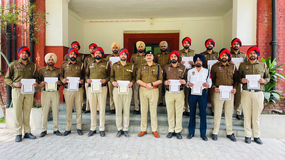 SangrurPolice's tweet image. SSP #Sangrur felicitated police officers of #SangrurPolice with certificates, and cash rewards in recognition of their dedication, unwavering commitment, and exemplary service

👏 Heartiest congratulations to all the officers on this well-deserved recognition!

#Commendation