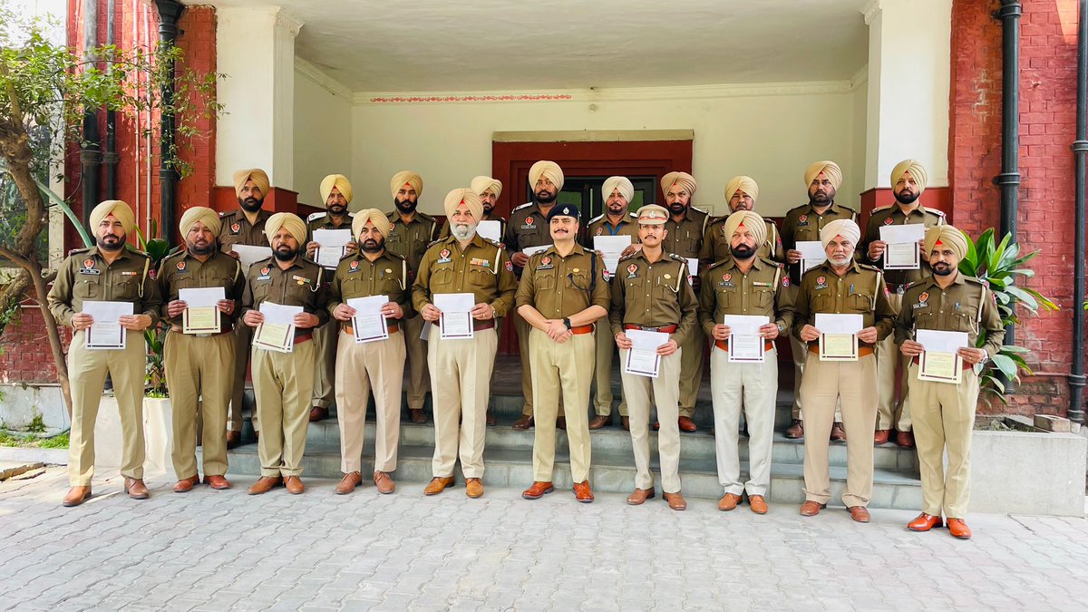 SangrurPolice's tweet image. SSP #Sangrur felicitated police officers of #SangrurPolice with certificates, and cash rewards in recognition of their dedication, unwavering commitment, and exemplary service

👏 Heartiest congratulations to all the officers on this well-deserved recognition!

#Commendation