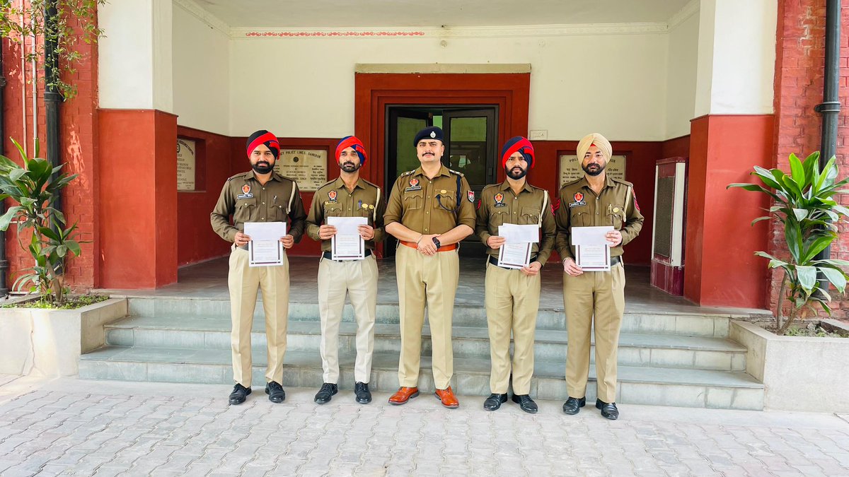 SangrurPolice's tweet image. SSP #Sangrur felicitated police officers of #SangrurPolice with certificates, and cash rewards in recognition of their dedication, unwavering commitment, and exemplary service

👏 Heartiest congratulations to all the officers on this well-deserved recognition!

#Commendation