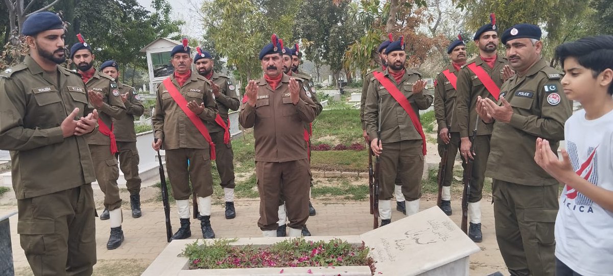 RwpPolice's tweet photo. انسپکٹر میاں محمد عمران عباس شہید، تاریخ شہادت 07 مارچ 2021۔ شہید کے بچوں کے ہمراہ راولپنڈی پولیس کے افسران اور چاق و چوبند دستے کی شہید کی لحد پر سلامی، پھول چڑھائے اور شہید کے درجات بلندی کی دعا کی۔ شہداء کی عظمت کو سلام, https://t.co/TyhtkGOf84